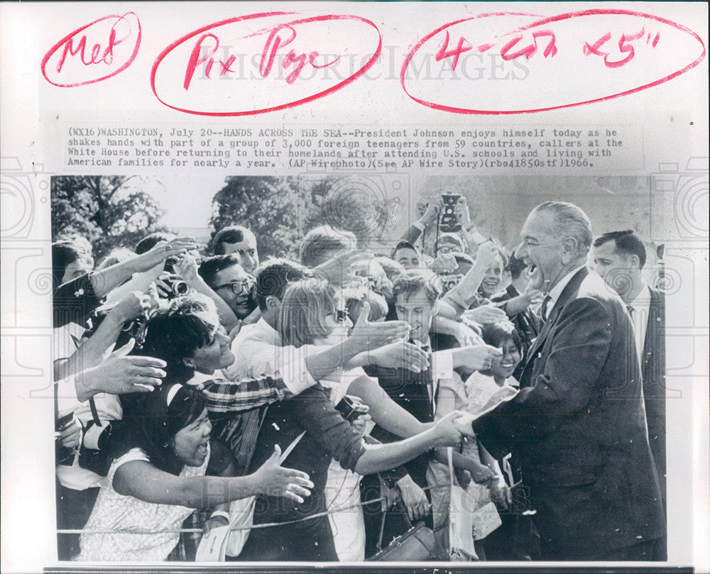 1966 Press Photo President Johnson foreign teenagers - Historic Images