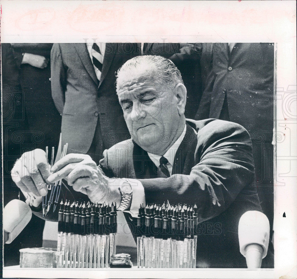 1965 Press Photo Lyndon Johnson bill signing ceremony - Historic Images