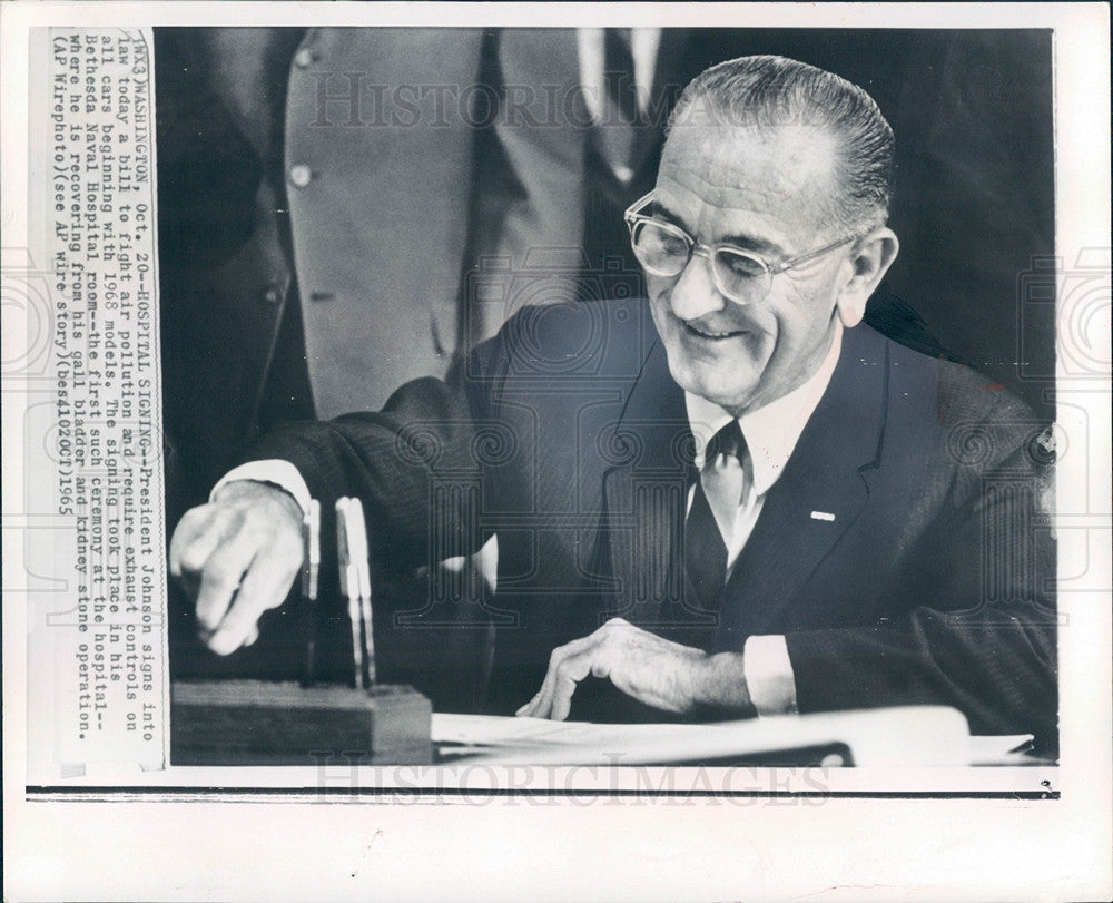 1965 Press Photo Hospital Signing - Historic Images