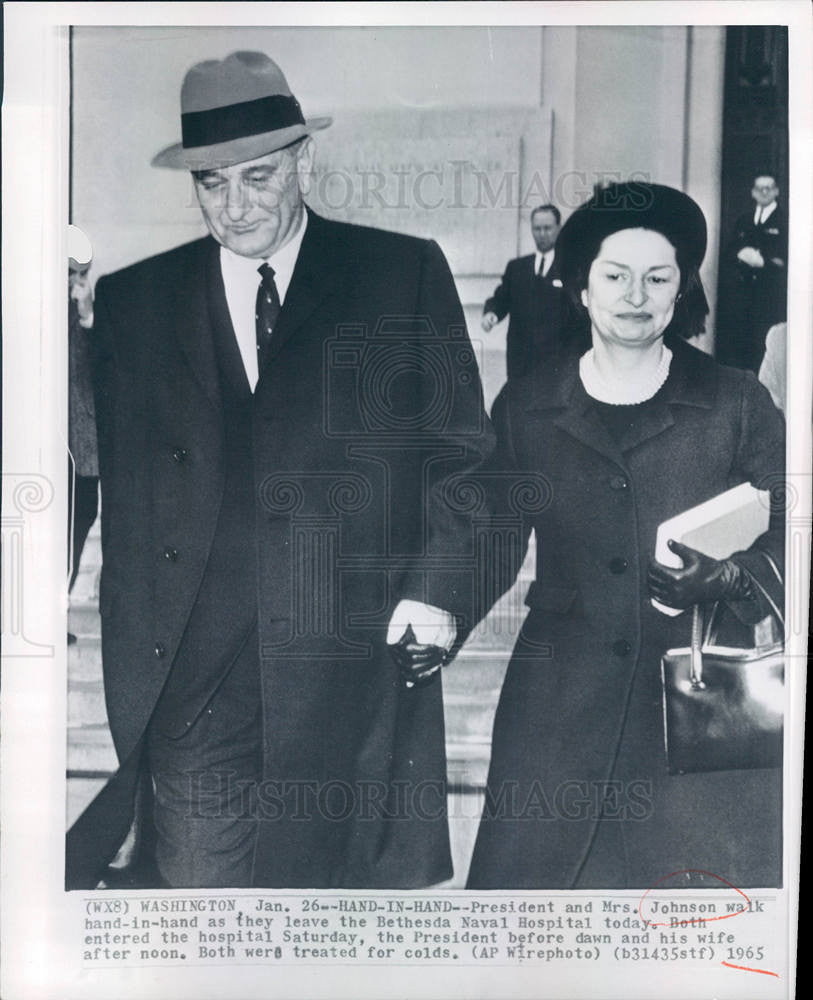 1965 Press Photo President Johnson Walk Naval  Hospital - Historic Images