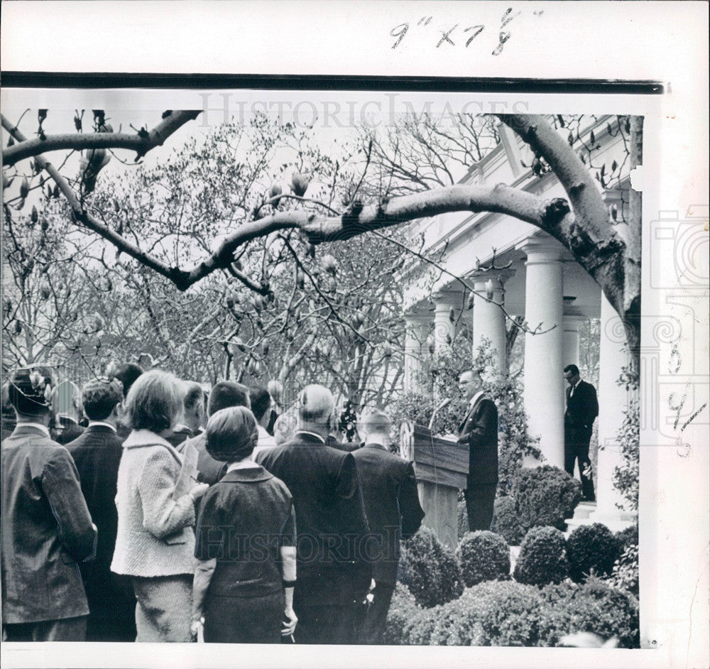 1964 Press Photo Lyndon Johnson rose garden White House - Historic Images