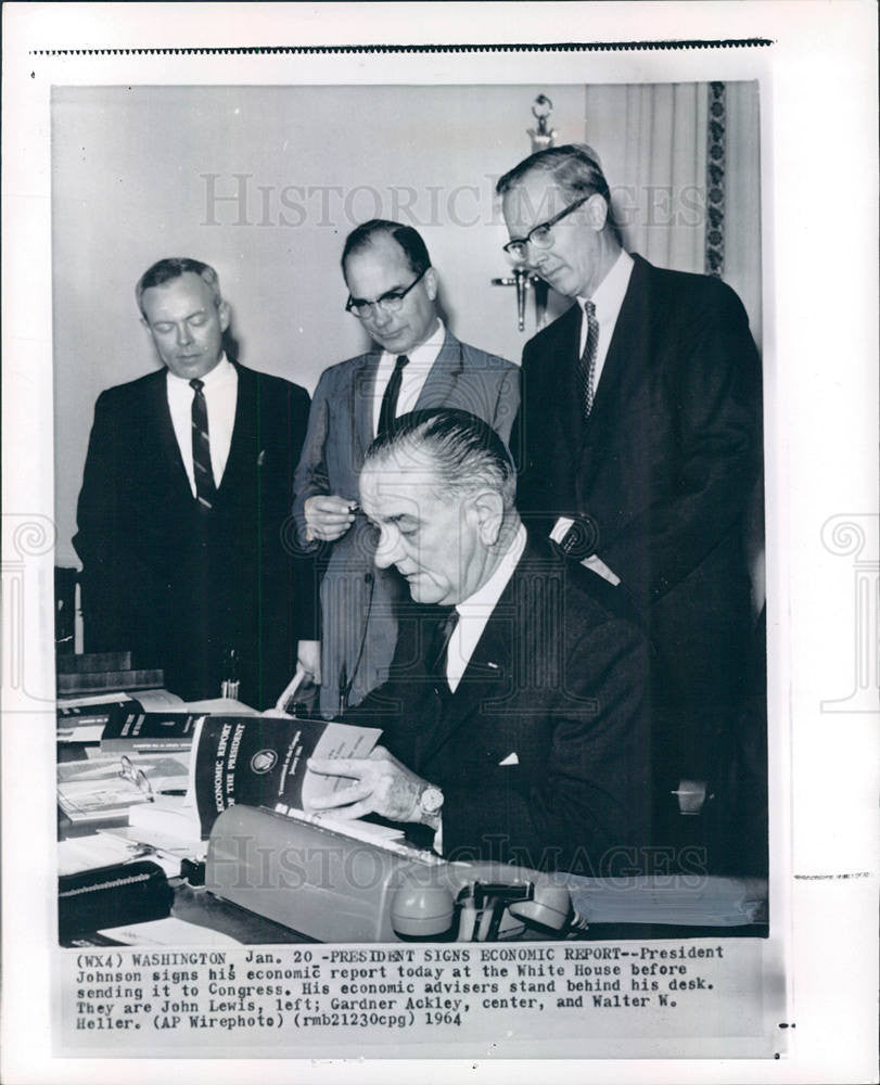 1964 Press Photo Lyndon Johnson Economic Report Signing - Historic Images