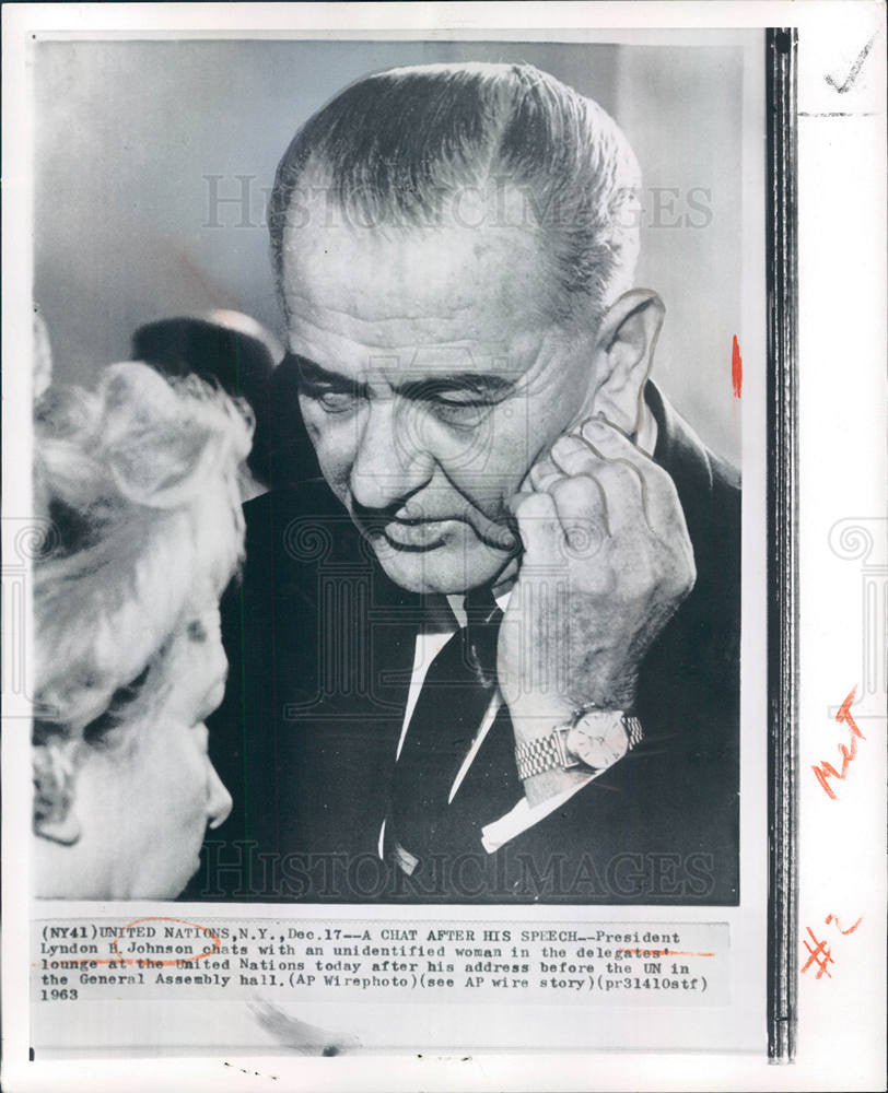 1963 Press Photo Lyndon Johnson chats woman UN speech - Historic Images