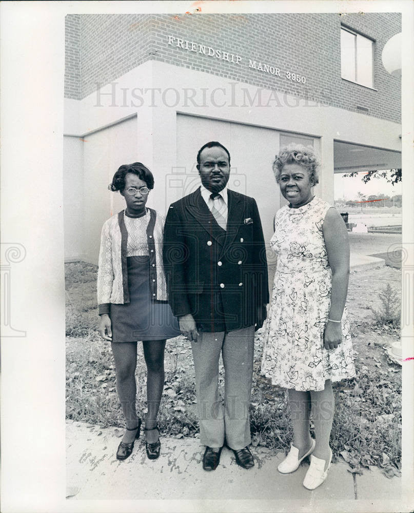 1973 Press Photo Reverend Louis Johnson nursing - Historic Images