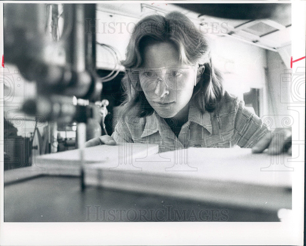 1977 Press Photo Linda Johnson woodworking apartment - Historic Images