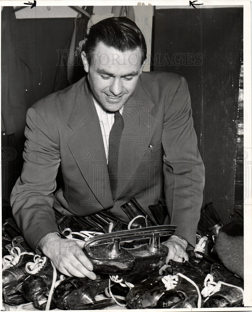 1947 Press Photo Jim McFadden Detroit Red Wings NHL - Historic Images