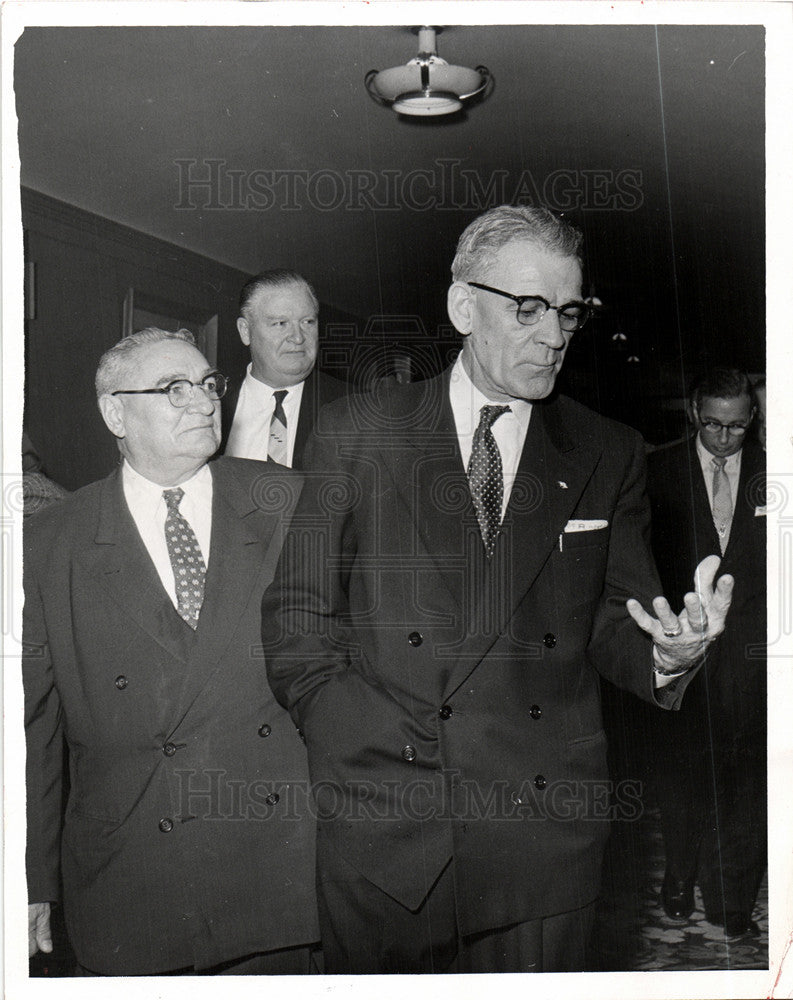 1957 Press Photo John Thorpe Andrew McFarlane AFL MFL - Historic Images