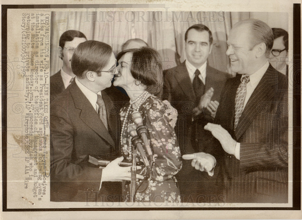 1975 Press Photo James Lynn Office Management Budget - Historic Images