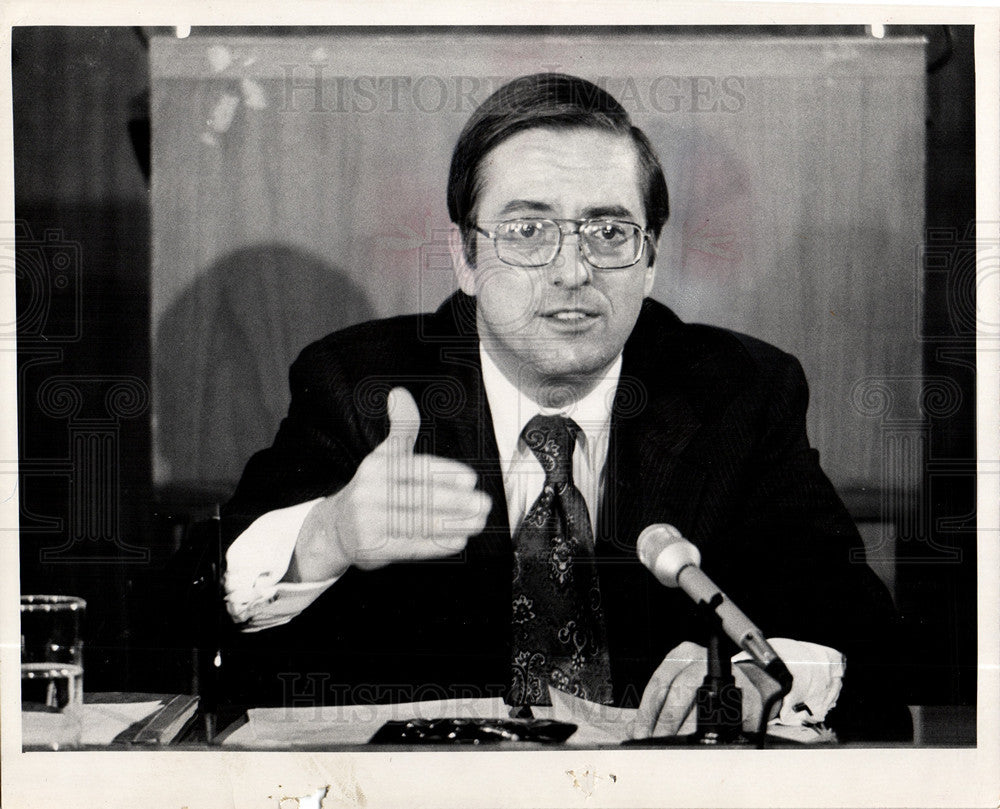 1974 Press Photo James Lynn U.S. cabinet officer - Historic Images