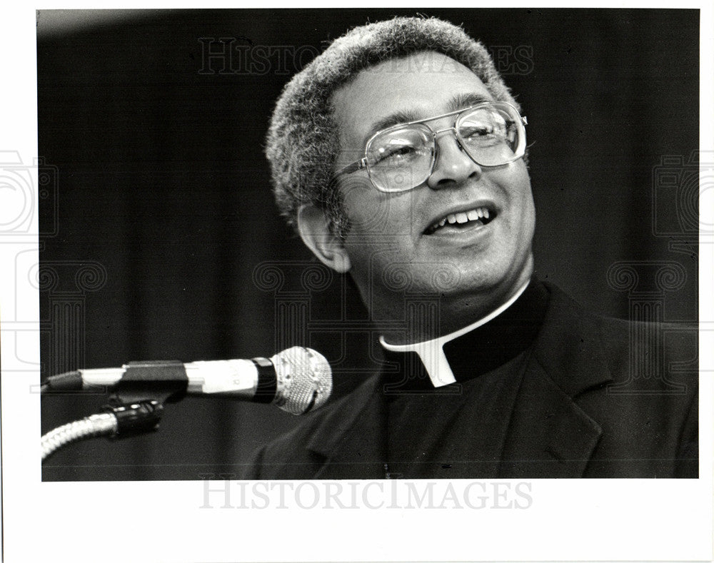 1986 Press Photo CATHOLIC HYMNAL JAMES LYKE BISHOP - Historic Images