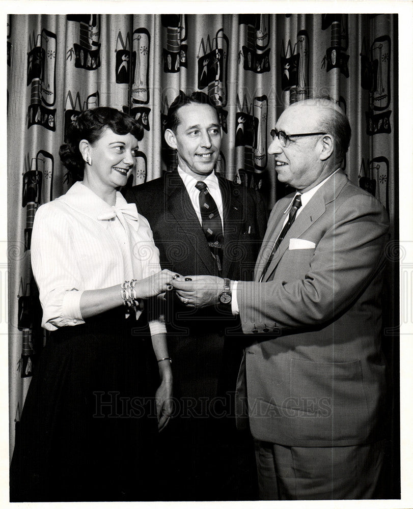 1956 Press Photo Nathan W Lurie Wrigley diamond ring - Historic Images