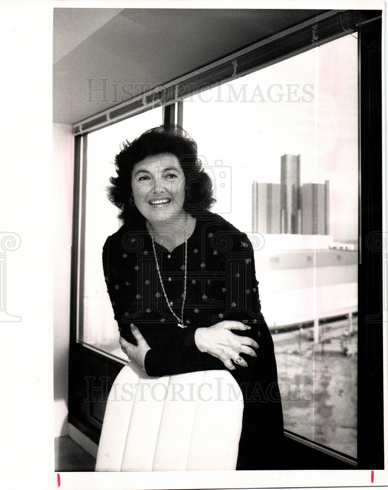 1988 Press Photo Linda McCarthy Wife Walter Saleswoman - Historic Images