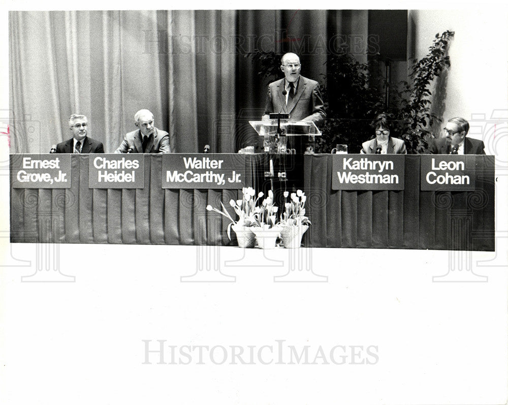 1984 Press Photo walter mccarthy detroit edison meeting - Historic Images