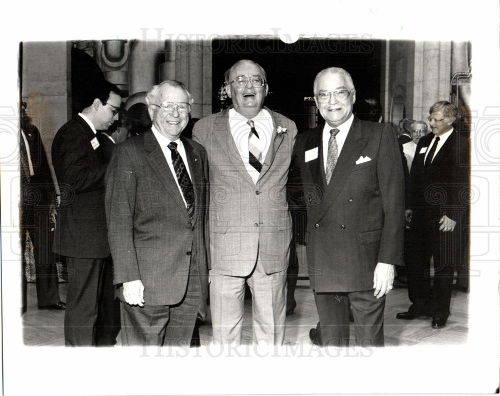 1990 Press Photo Roger Smith Walter McCarthy retirement - Historic Images