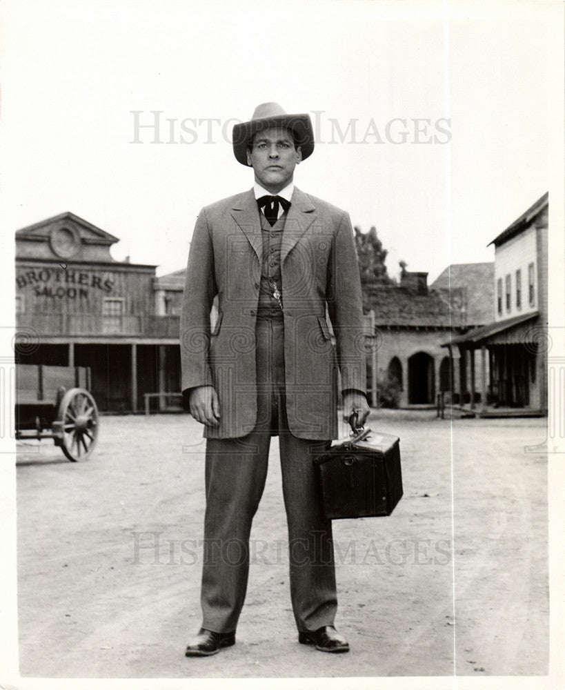 1957 Press Photo Kevin McCarthy Doctors Pawnee Kill - Historic Images