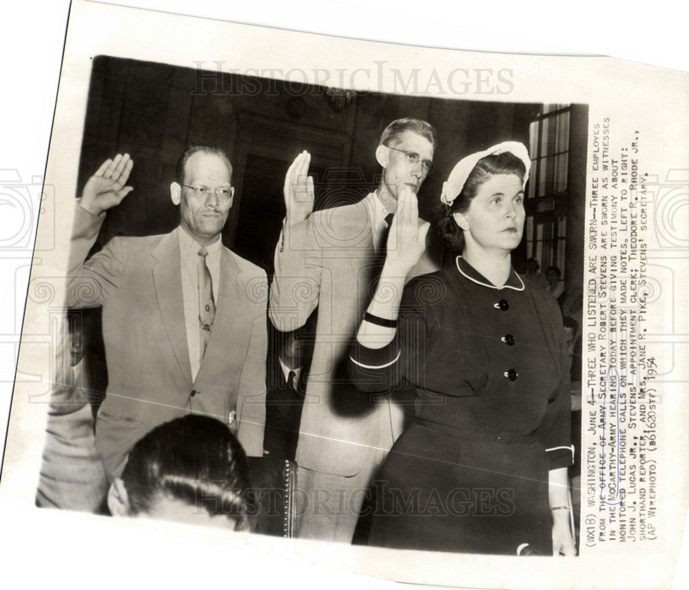 1954 Press Photo Robert Stevens - Historic Images