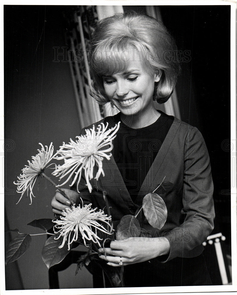 1966 Press Photo J. P. McCarthy wife - Historic Images