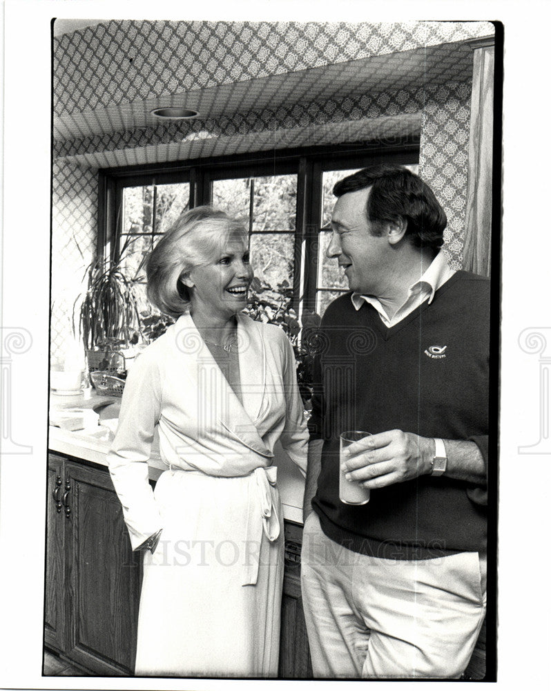 Press Photo Family Laughing In Kitchen - Historic Images