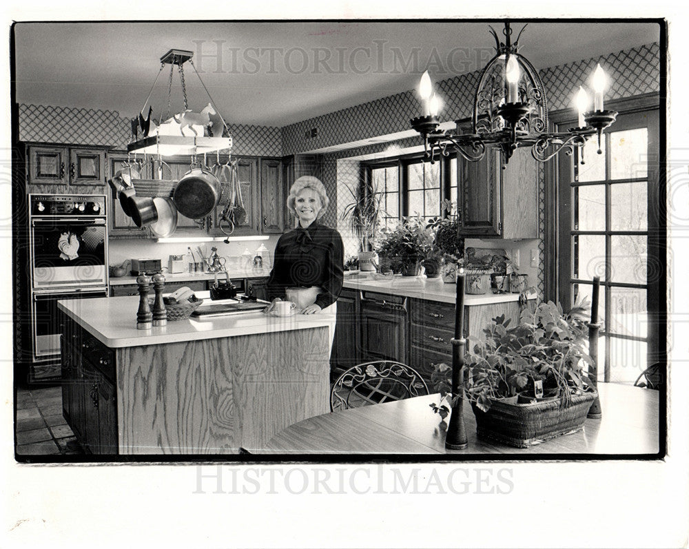 1984 Press Photo J. McCarthy Judy chandelier broadcast - Historic Images