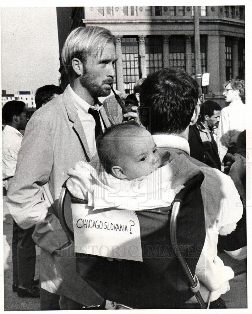 1968 Press Photo Eugene McCarthy, Kennedy sq., kids - Historic Images