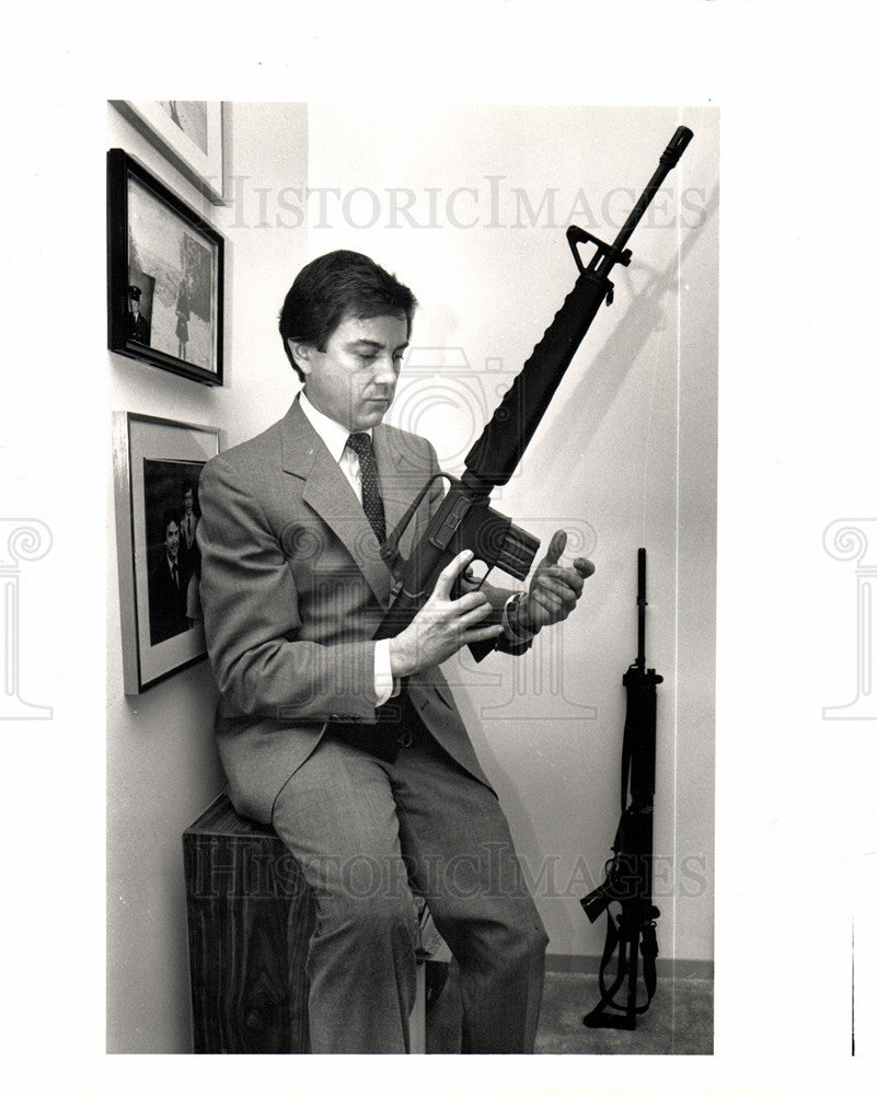 1989 Press Photo Detroit, banned gun price soars - Historic Images