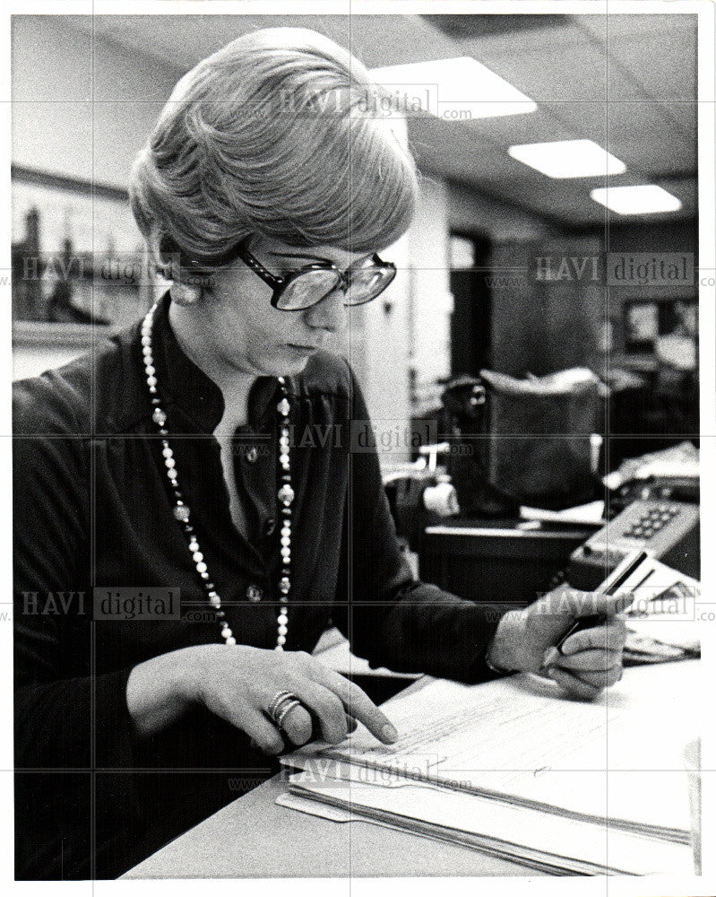 Press Photo Woman Goes Over Finances - Historic Images