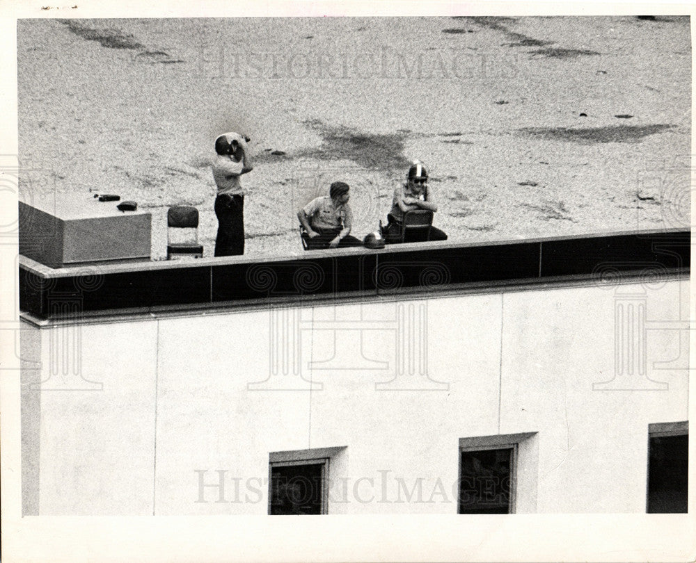 1972 Press Photo Security guards Detroit rooftop - Historic Images