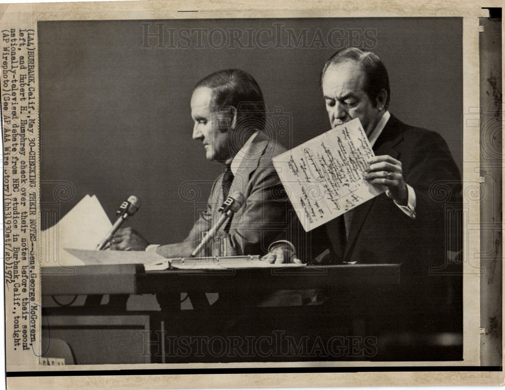 1972 Press Photo George McGovern Hubert Humphrey notes - Historic Images