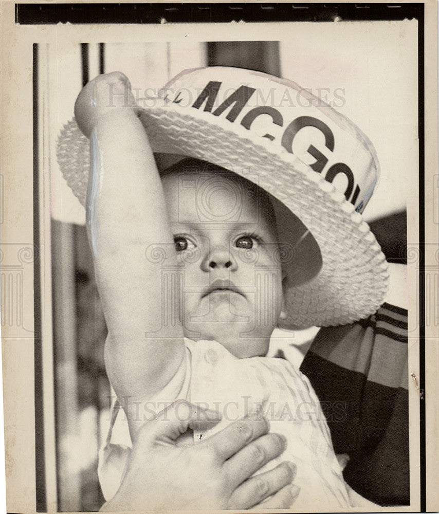 1972 Press Photo Photographers pretty girls babies - Historic Images