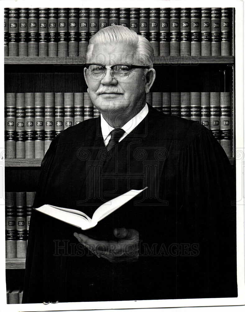 1976 Press Photo Louis D. McGregor judge - Historic Images