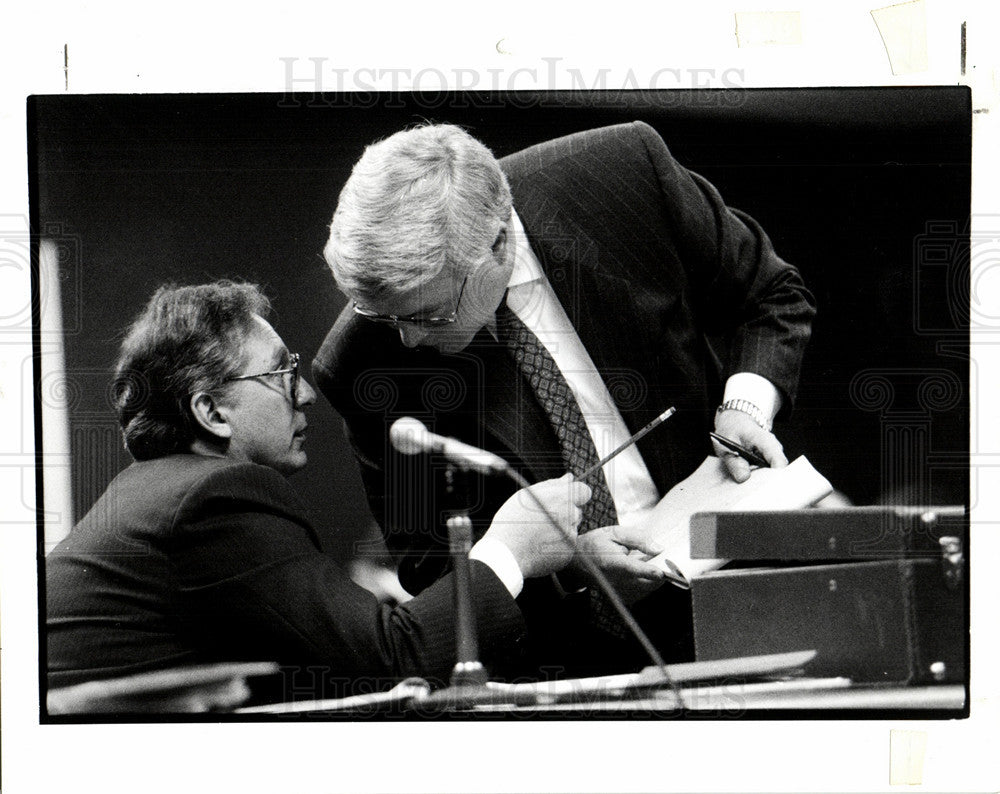 1991 Press Photo William McHarg Brooks Patterson confer - Historic Images