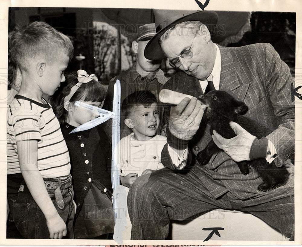 1948 Press Photo Frank G. McInnis Children&#39;s Zoo bear - Historic Images