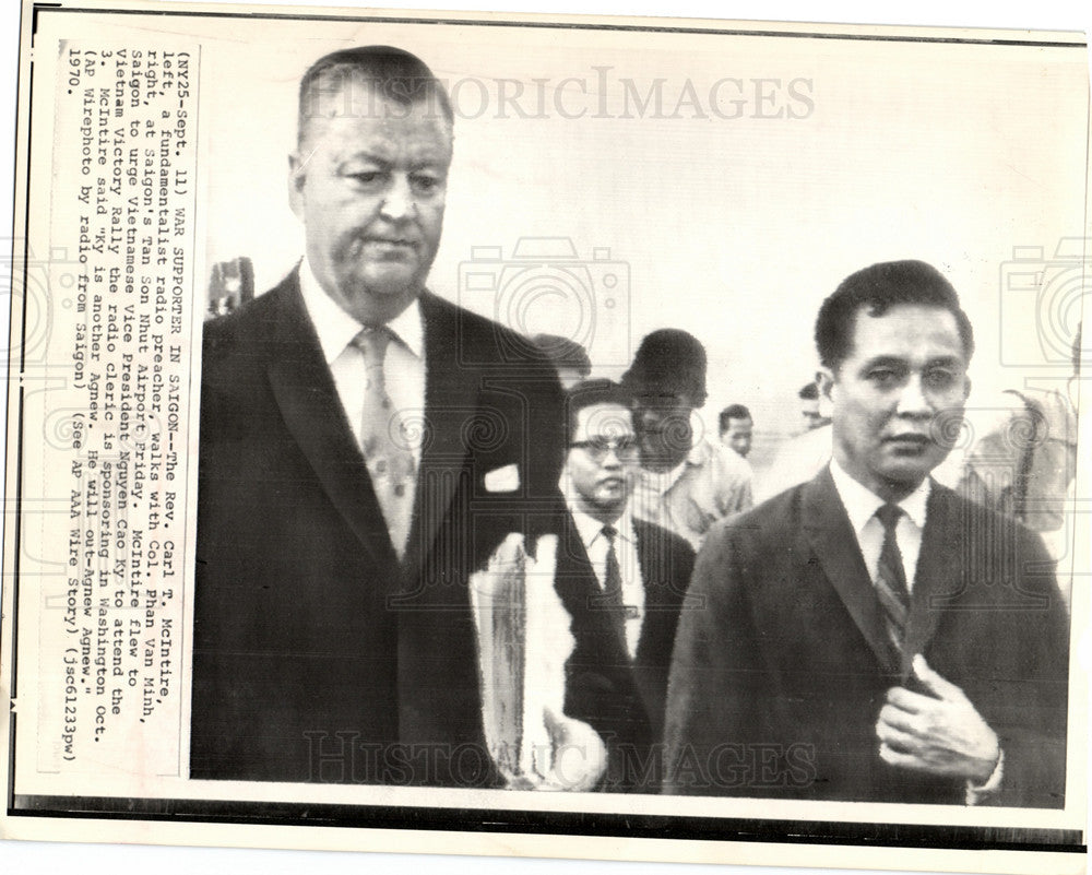 1970 Press Photo Carl McIntire Phan Van Minh Saigon - Historic Images