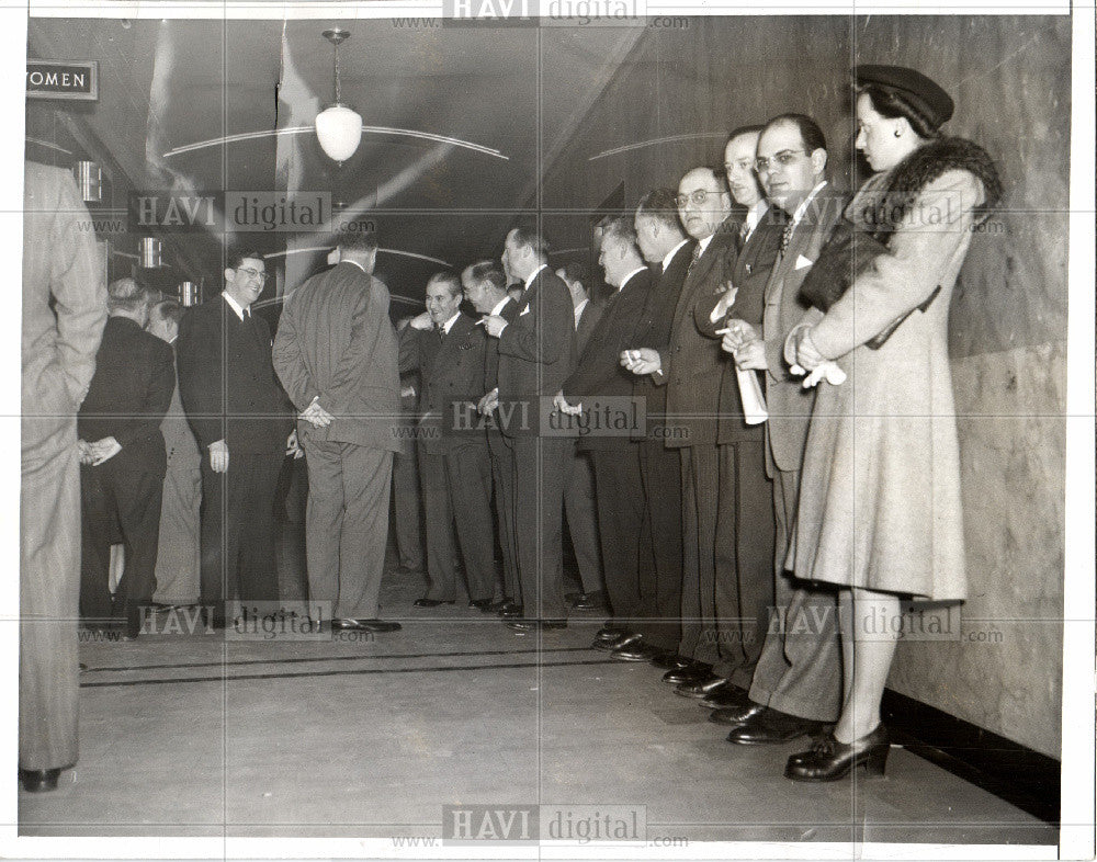 1942 Press Photo Frank McKay air raid drill - Historic Images