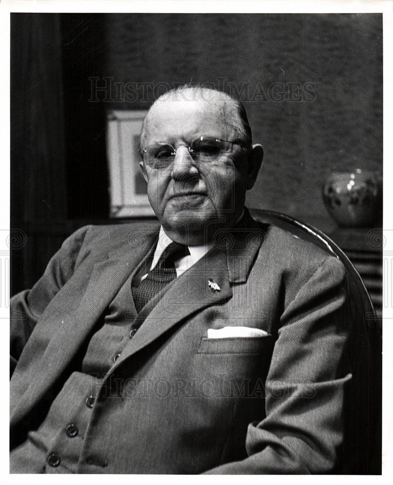 Press Photo Detroit Business Man Poses in Office - Historic Images