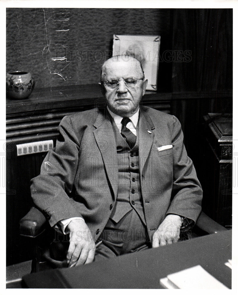 Press Photo Detroit Business Man Poses in Office - Historic Images