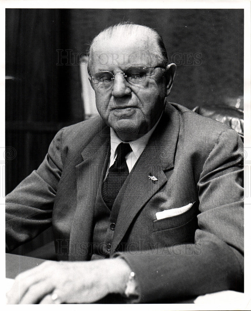 Press Photo Detroit Business Man Poses in Office - Historic Images