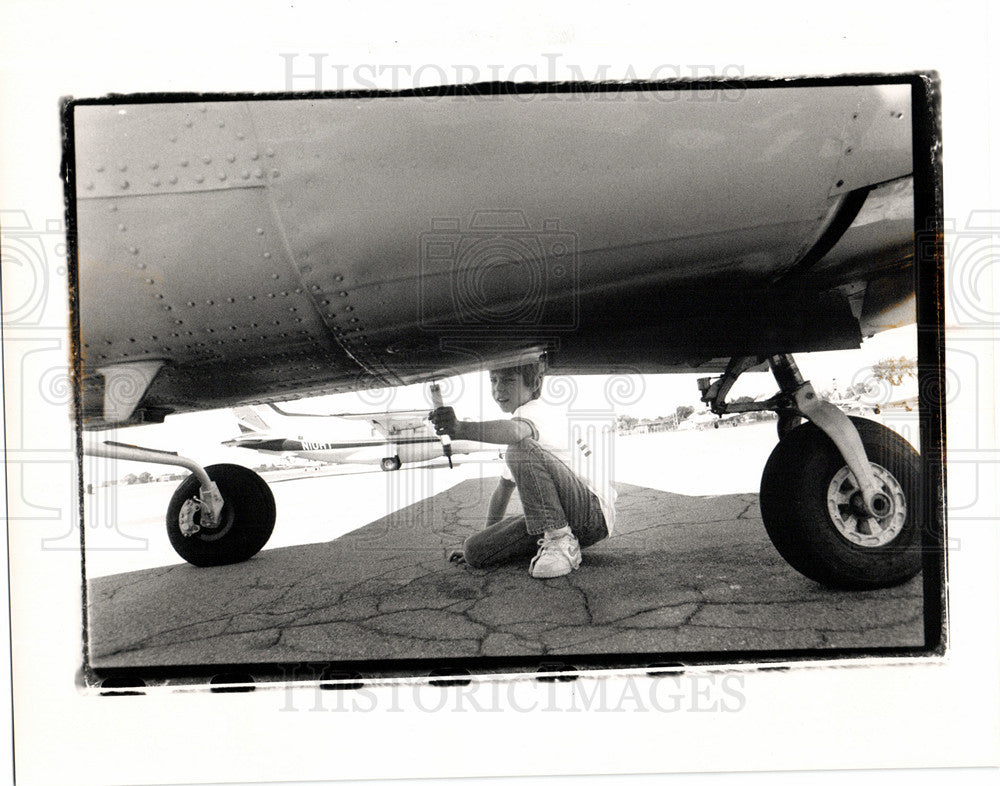1989 Press Photo plane pre-flight inspectio Mark - Historic Images