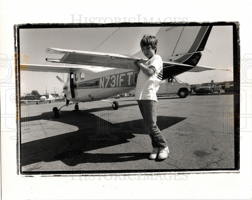 1989 Press Photo Matthew McLendon Detroit Airport Pilot - Historic Images