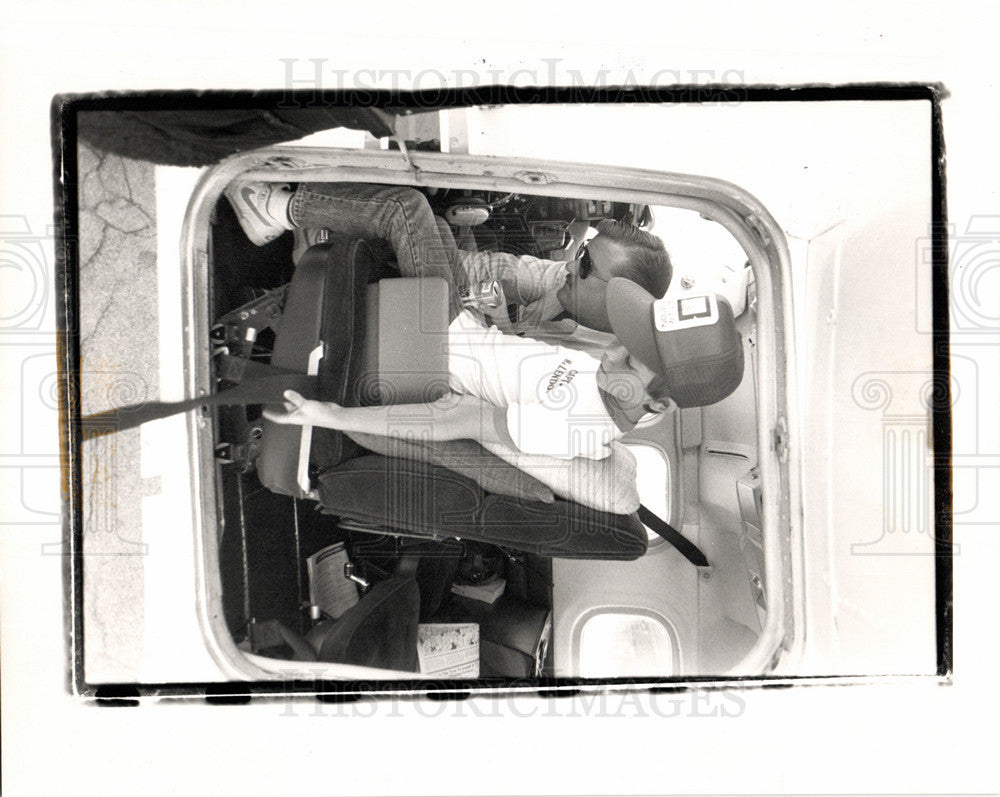1989 Press Photo Matthew mc Lendon cockpit taking off - Historic Images