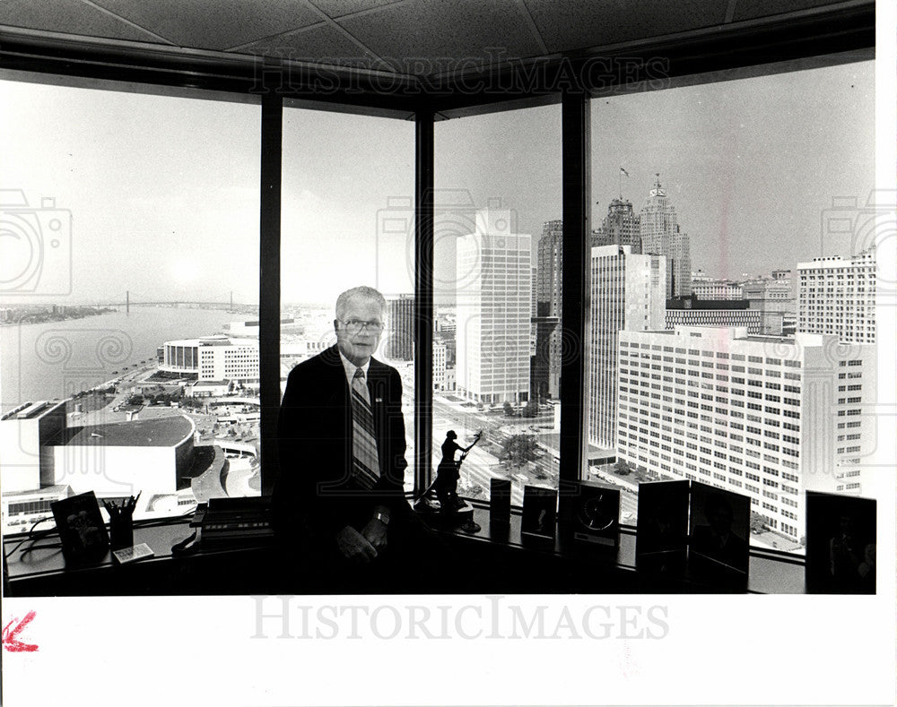 1982 Press Photo Bill McLaughlin Detroit Downtown - Historic Images