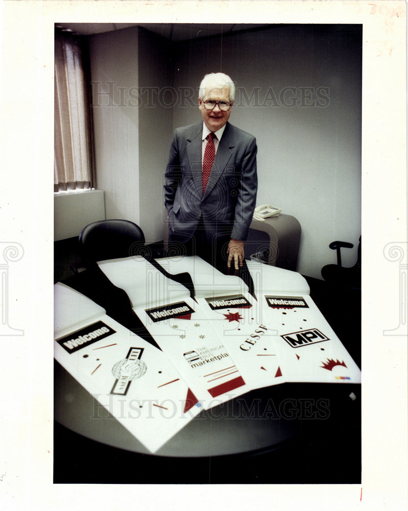 1992 Press Photo William McLaughlin Detroit Visitors - Historic Images