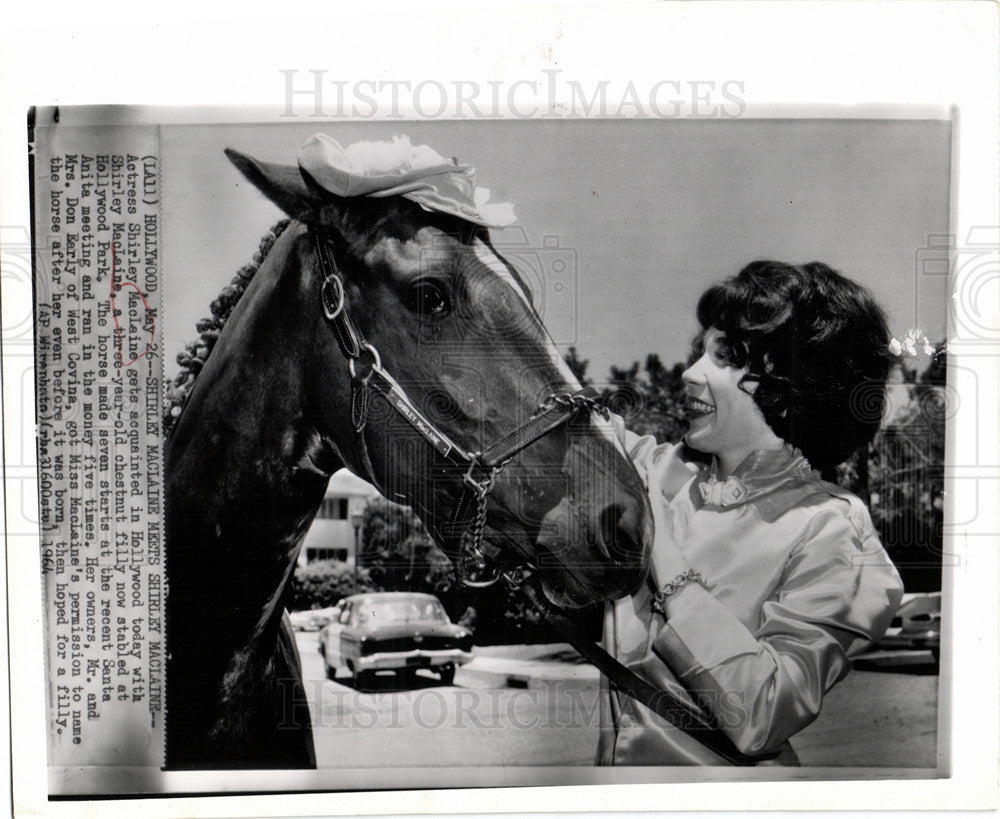 1964 Press Photo Shirley MacLaine Hollywood Park - Historic Images