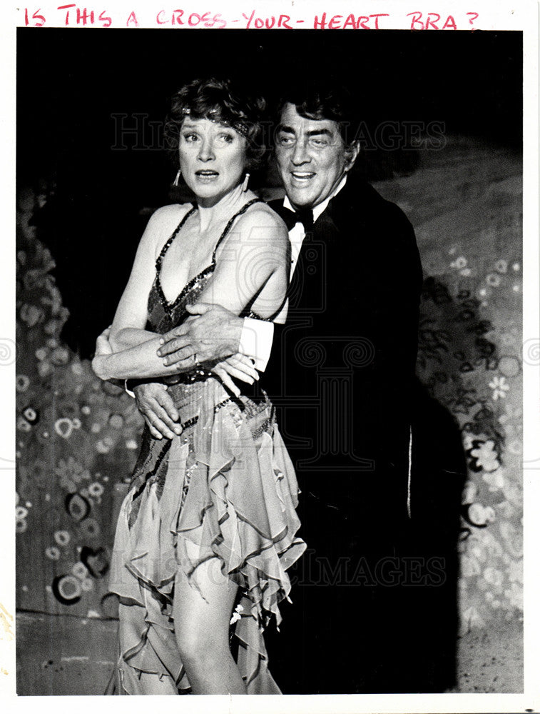 1986 Press Photo Dean Martin On Stage Woman - Historic Images