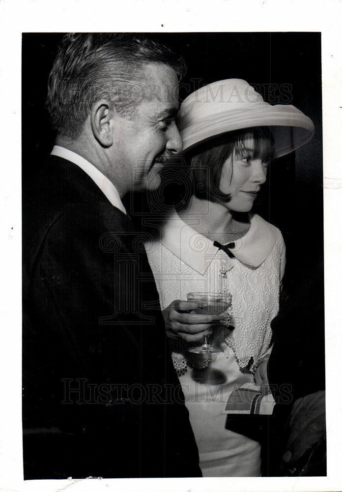 1972 Press Photo Couple Enjoy Drinks At Party - Historic Images