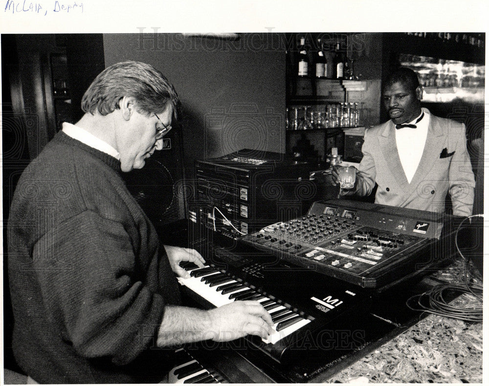 Press Photo Man Plays Piano in Restaurant Bar - Historic Images