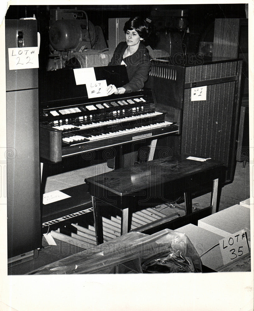 1970 Press Photo McCain organ IRS sale Mary Mann - Historic Images