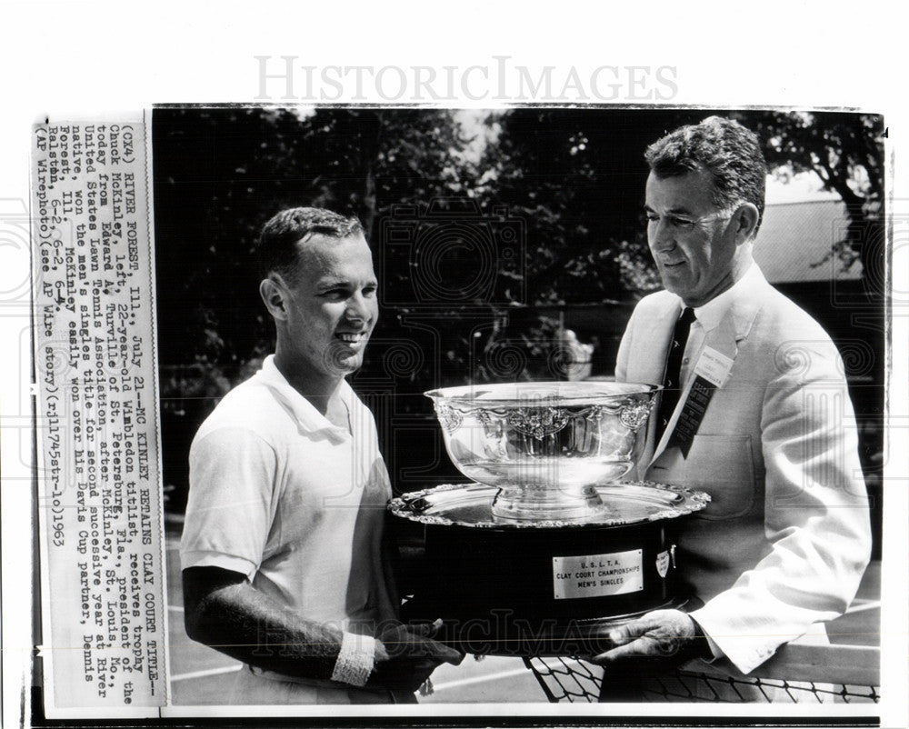 1963 Press Photo Chuck McKinley clay court trophy - Historic Images