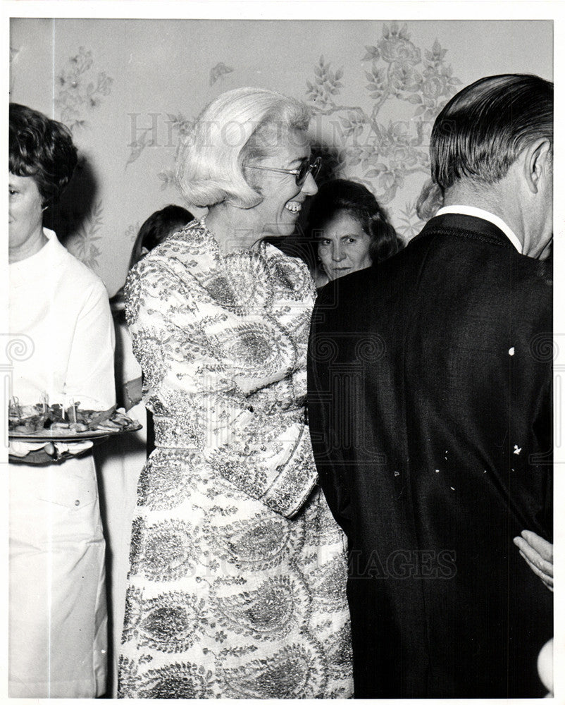 1969 Press Photo Mrs Paul McKinney Enjoys Event - Historic Images