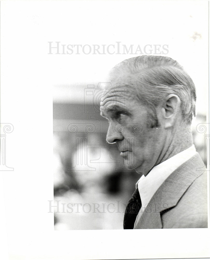 Press Photo SIDNEY MC KENNA LOOKS AT GUYO ACROSS T - Historic Images